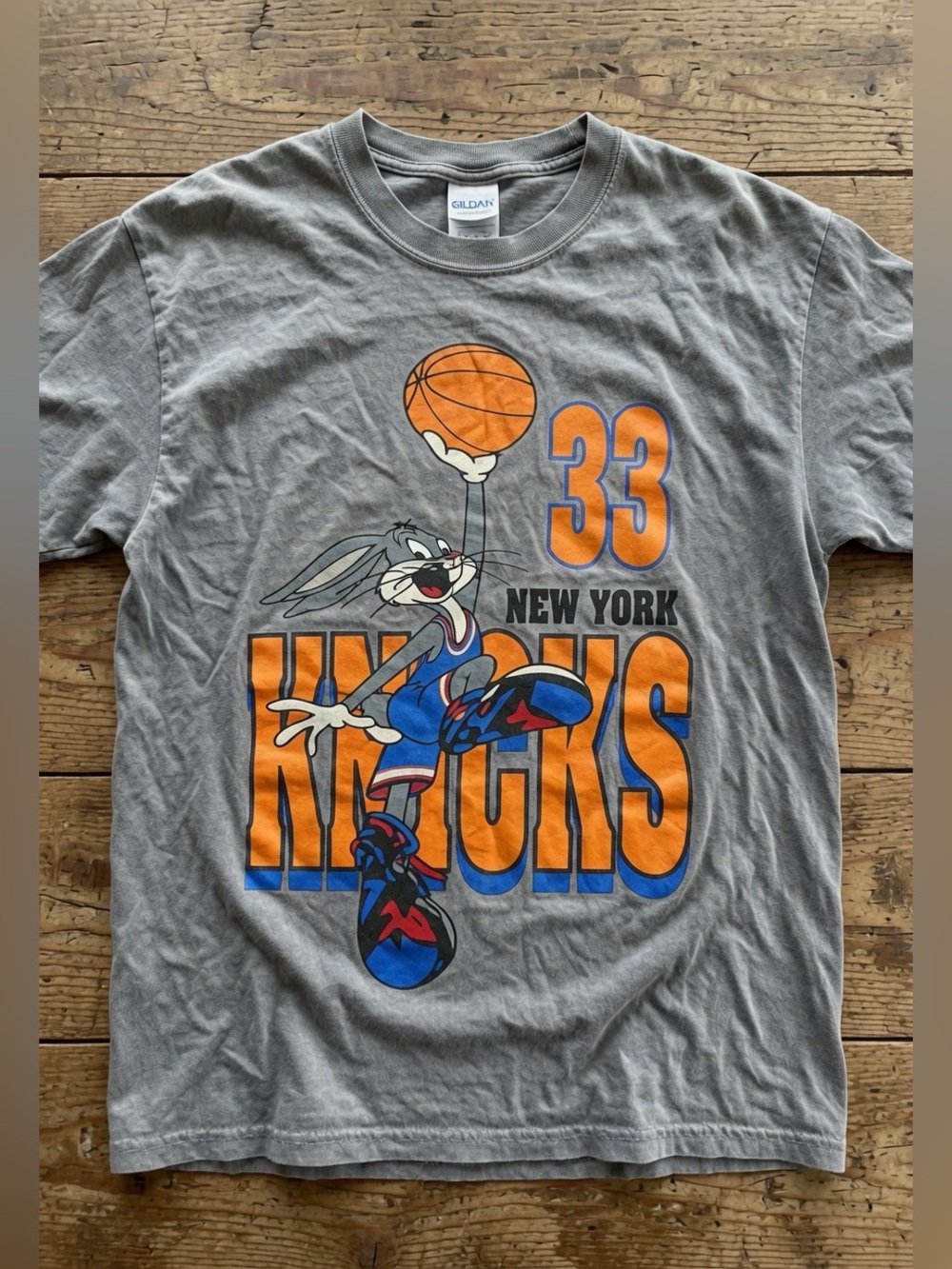 New York Knicks Bugs Bunny 33 Basketball Gray Gildan Tee